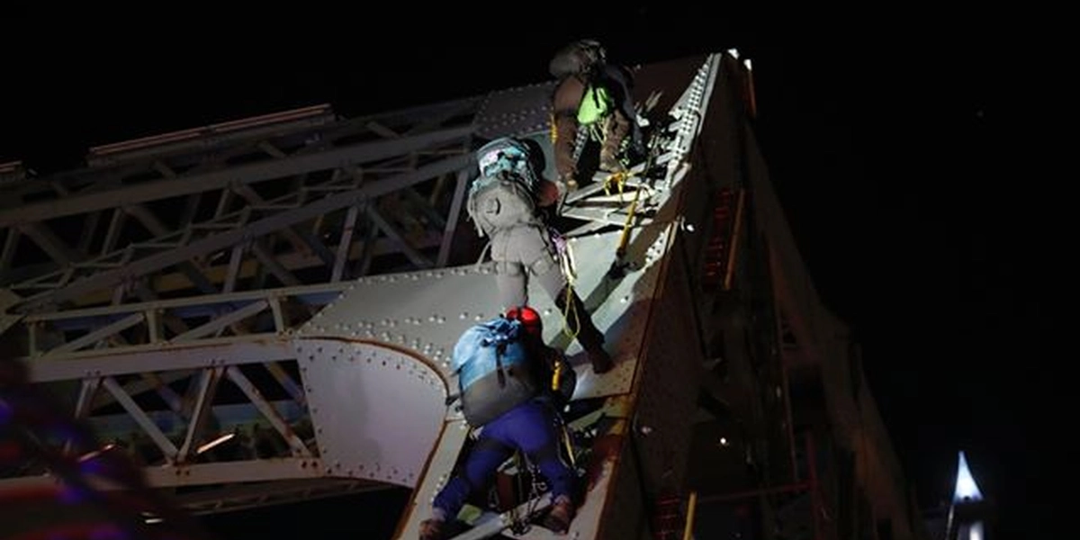 Montreal Cartier Bridge completely shuts down after protesters climbed it