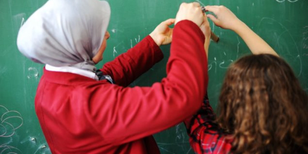 Bill 21: Prohibits the use of religious symbols for public servants in the work area.
