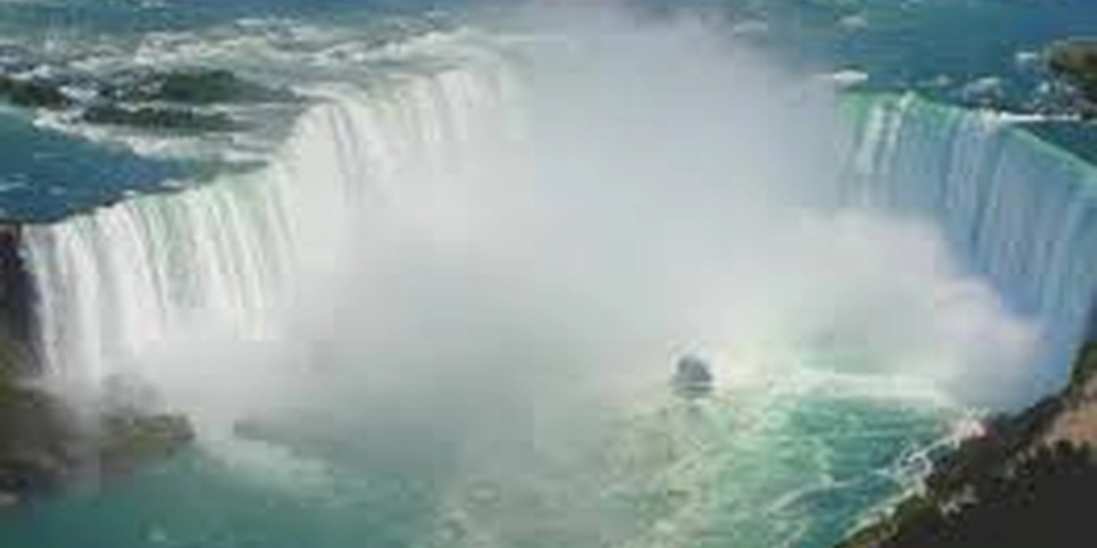 Man throws himself from Niagara Falls and lives