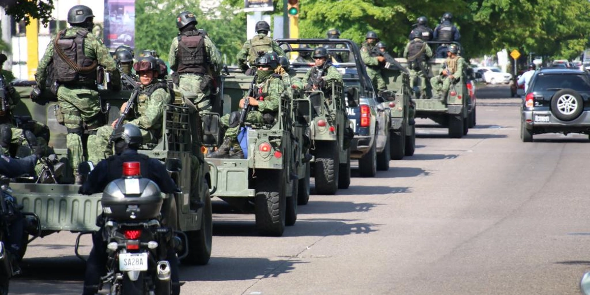 México envía tropas de élite a patrullar la ciudad después de la batalla del cártel