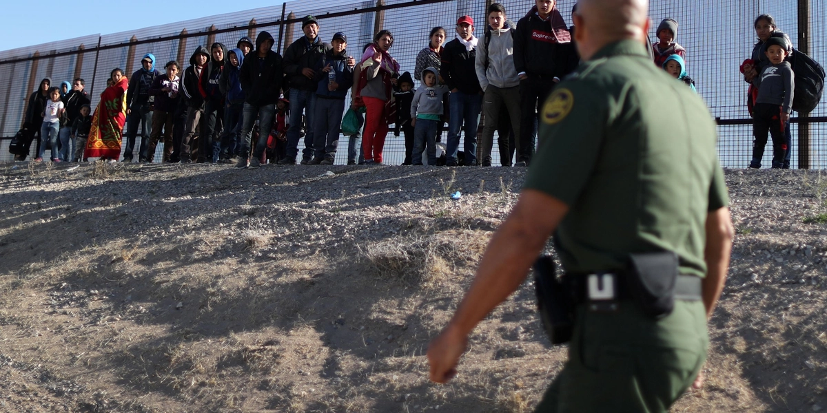 Migrantes tratan de cruzar a la fuerza en Rio Grande