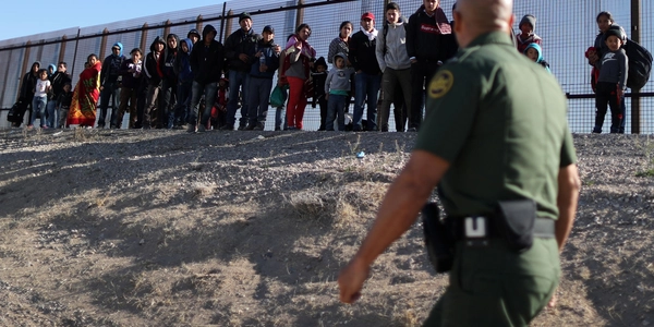 Migrantes tratan de cruzar a la fuerza en Rio Grande