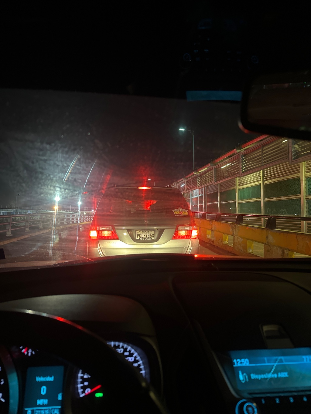 Border wait times Gateway Tome la fila en la caseta de pago, llevo 20 minutos y apenas estoy a medio puente