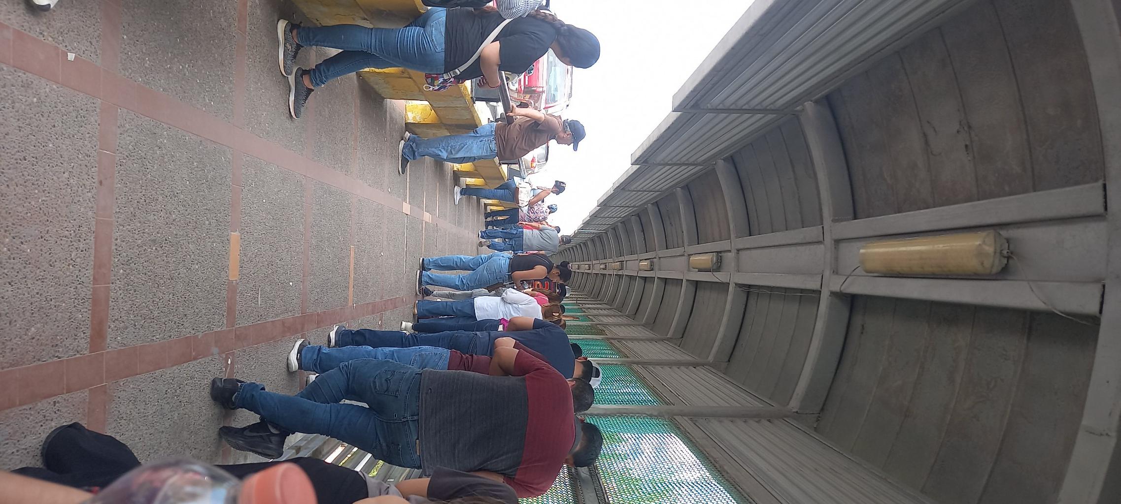 Fila en carro y caminando puente nuevo super tardado más de 1 hora en carro o caminando filas arebasan atrás atrás  por lado de monedas y donde esta el seven llendo en carro