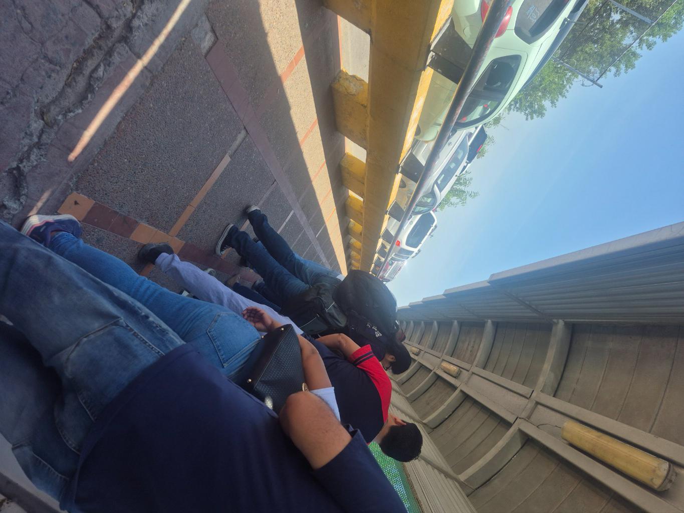 Fila antes de llegar al rio 