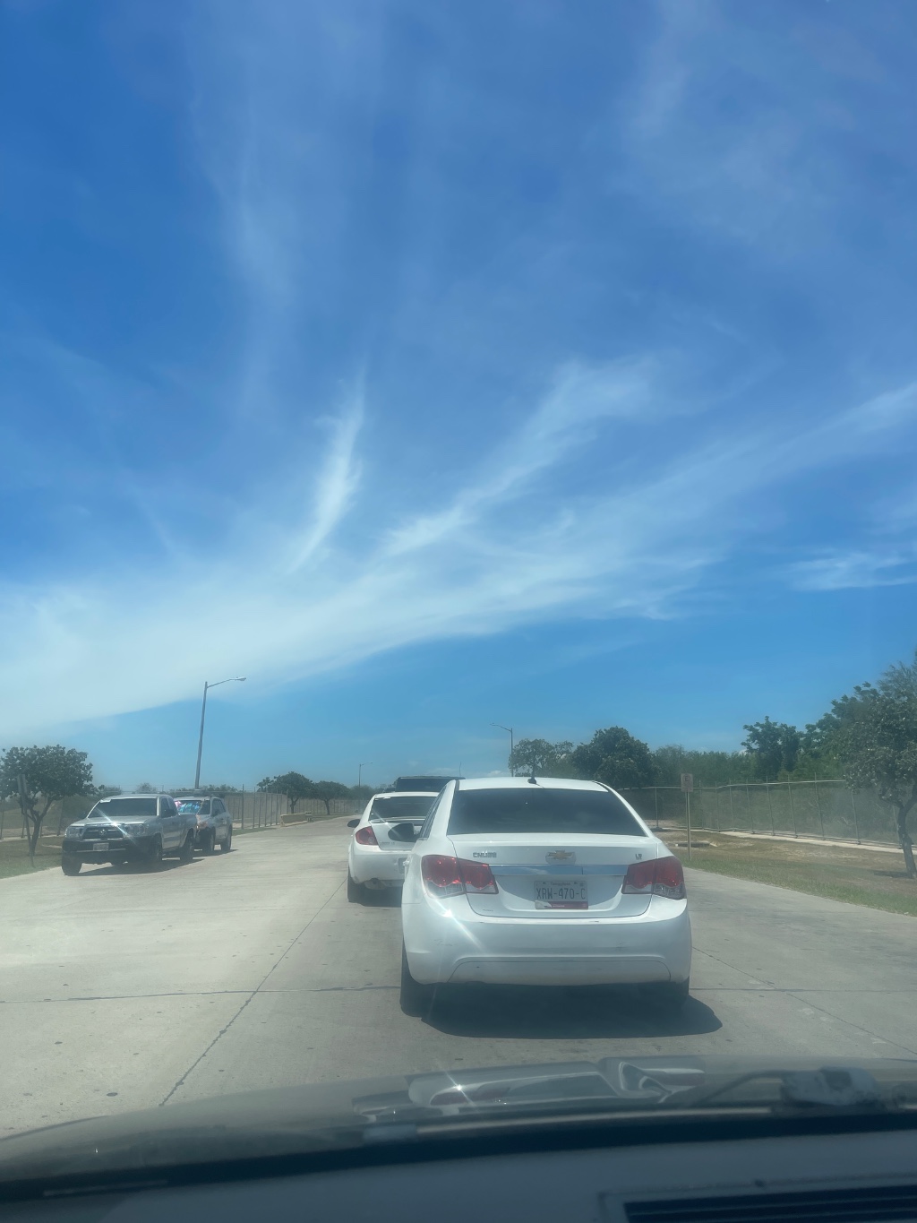 Llevo 35 min y la fila va súper lenta. En la app marcaba que 10-15 min, pero la realidad es que llevo 35 min y aún no estoy ni cerca de cruzar 