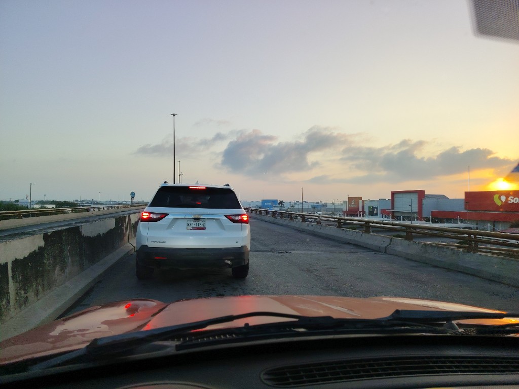 Fila hasta el puente frente a Soriana Lauro Villar, atrás de mi solo 3 carros