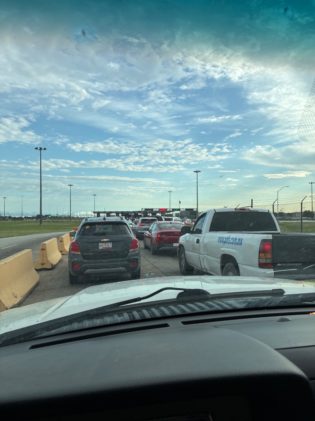 La fila empieza desde los rayos x  20min aproximadamente